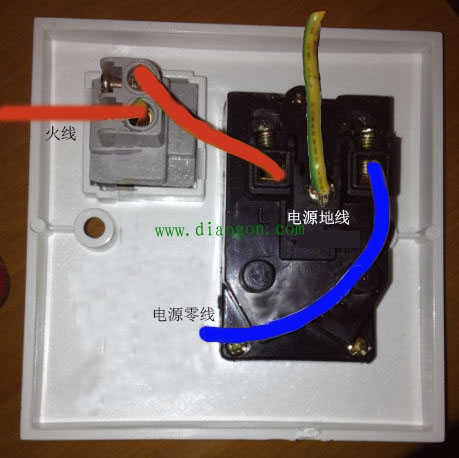 开关控制插座电灯实物接线图_单开五孔插座接线图_图解大全 开关控制插座 这种接法,就是用单开五孔插座上的开关,直接控制面板上的插座。许多人喜欢在电视机、充电器等需要频繁拔插的场合用它。免去了拔插插头的步骤,直接用开关控制,方便,也延长了插座的使用寿命。 接线时,只要将火线接入开关即可。开关的接线柱为L,L1和L2,使用时,只用到了L和L1,L2中的任意一个。